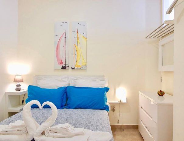 Vue sur le lit avec serviette de toilettes pliées de la première chambre de Casa Gigi, Location de vacances à Olhão dans le sud du Portugal