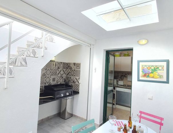 Patio exterieur avec plancha de Casa Gigi, Location de vacances à Olhão dans le sud du Portugal