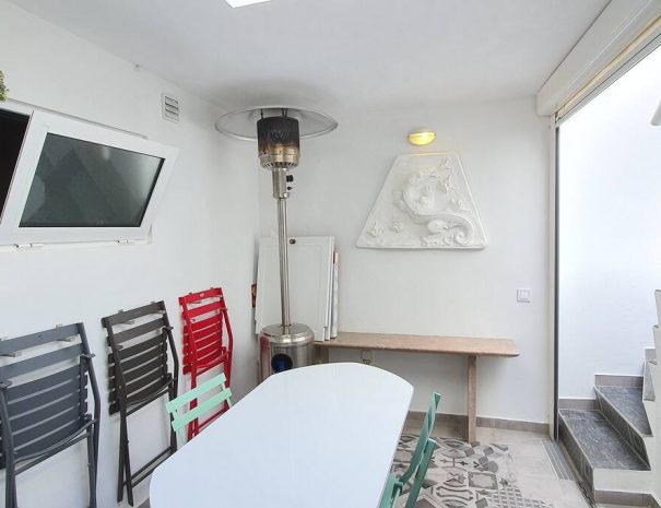 Patio avec table et chauffage extérieur de Casa Gigi, Location de vacances à Olhão dans le sud du Portugal