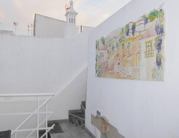 Fresque représentant un paysage portugais sur la terrasse intermédiaire de Casa Gigi, Location de vacances à Olhão dans le sud du Portugal