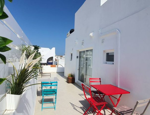 Terrasse supérieure avec tables de petit déjeuner et plantations de Casa Gigi, Location de vacances à Olhão dans le sud du Portugal