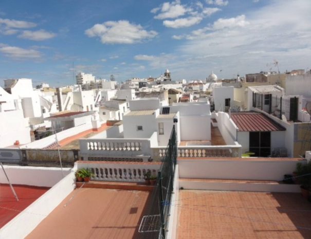Vue sur les toits d'Olhão depuis le toit terrasse de Casa Gigi, Location de vacances à Olhão dans le sud du Portugal