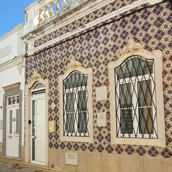 Façade en Azulejos peints à la main de Casa gigi, Location de vacances à Olhão dans le sud du Portugal
