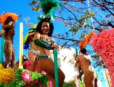 Danseuses sur un char durant le carnaval de Loulé dans le sud du Portugal