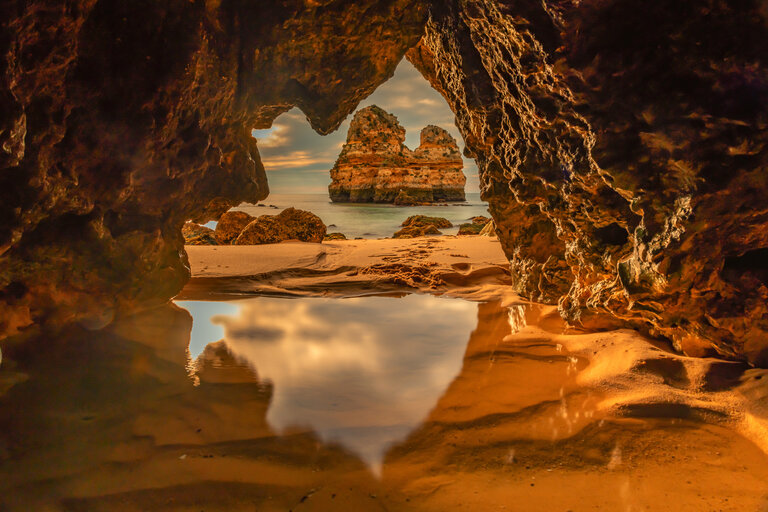 Vue sur l'océan depuis une grotte de Pria do Camilo en Aglarve, dans le sud du Portugal