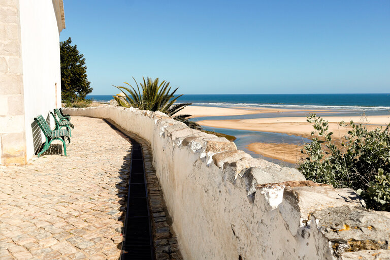 Vue sur la ria formosa depuis le village de Cacela Velha en Algarve, dans le sud du Portugal