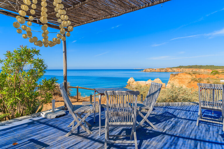 Tables et chaises sur la terrasse d'un restaurant vers Portimao en Algarve, dans le sud du Portugal