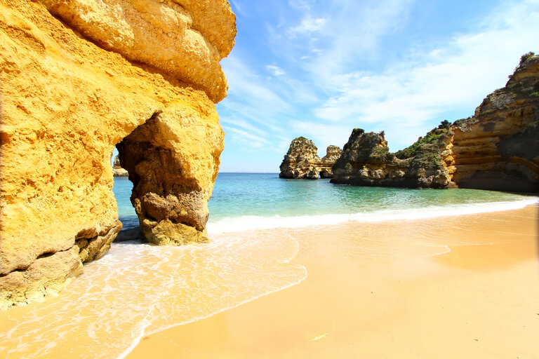 Vue sur une plage rocheuse de Lagos en Algarve dans le sud du Portugal.