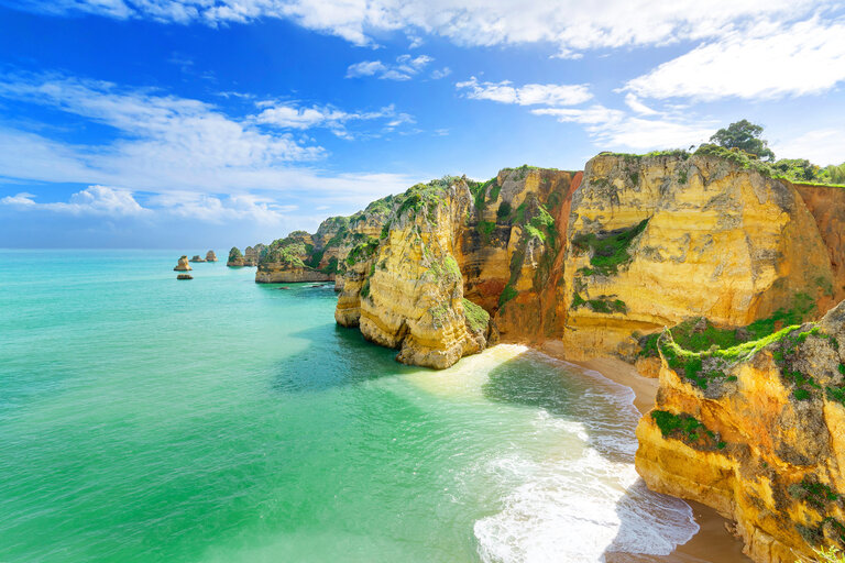 Paysage de plage avec rochers et ciel bleu à Lagos, en Algarve dans le sud du Portugal