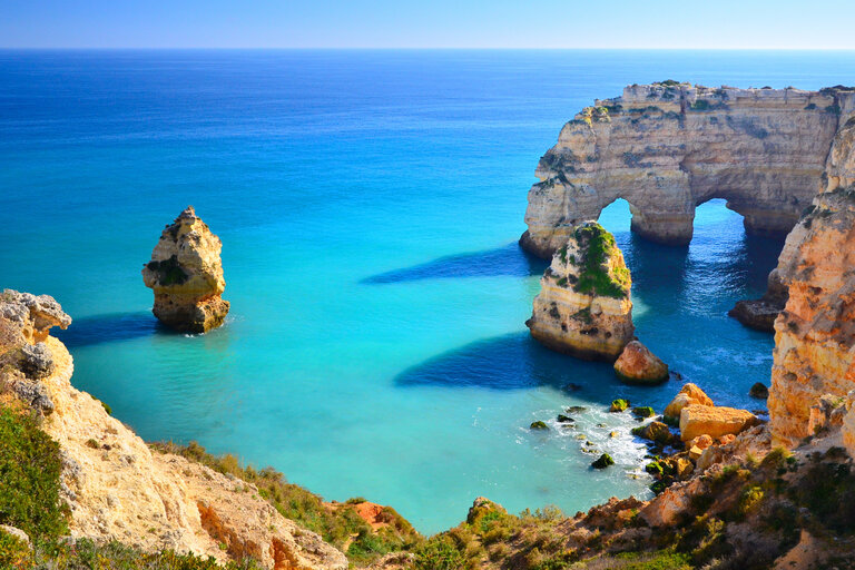 Paysage de plage turquoise avec rochers, falaises et piliers en Algarve dans le sud du Portugal